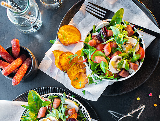 Foto Salatsensation mit Geflügel Mini-Salami und Süßkartoffeln