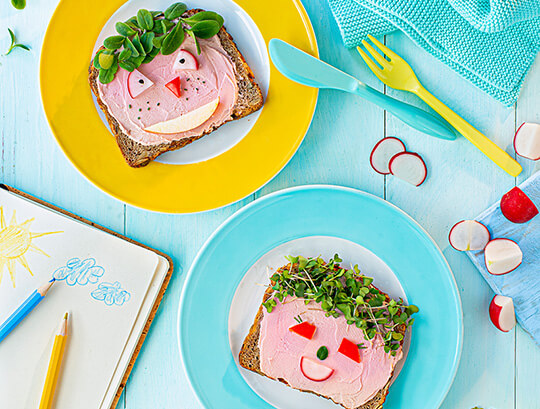 Foto Freche Frühstücks-Brote mit Hähnchen-Streich